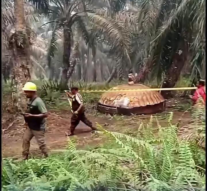 Penemuan terbaru terjadi pada Selasa (20/10/2026). Benda berbentuk melengkung seperti kubah itu ditemukan di kawasan perkebunan dan menarik perhatian warga karena bentuknya tidak lazim.