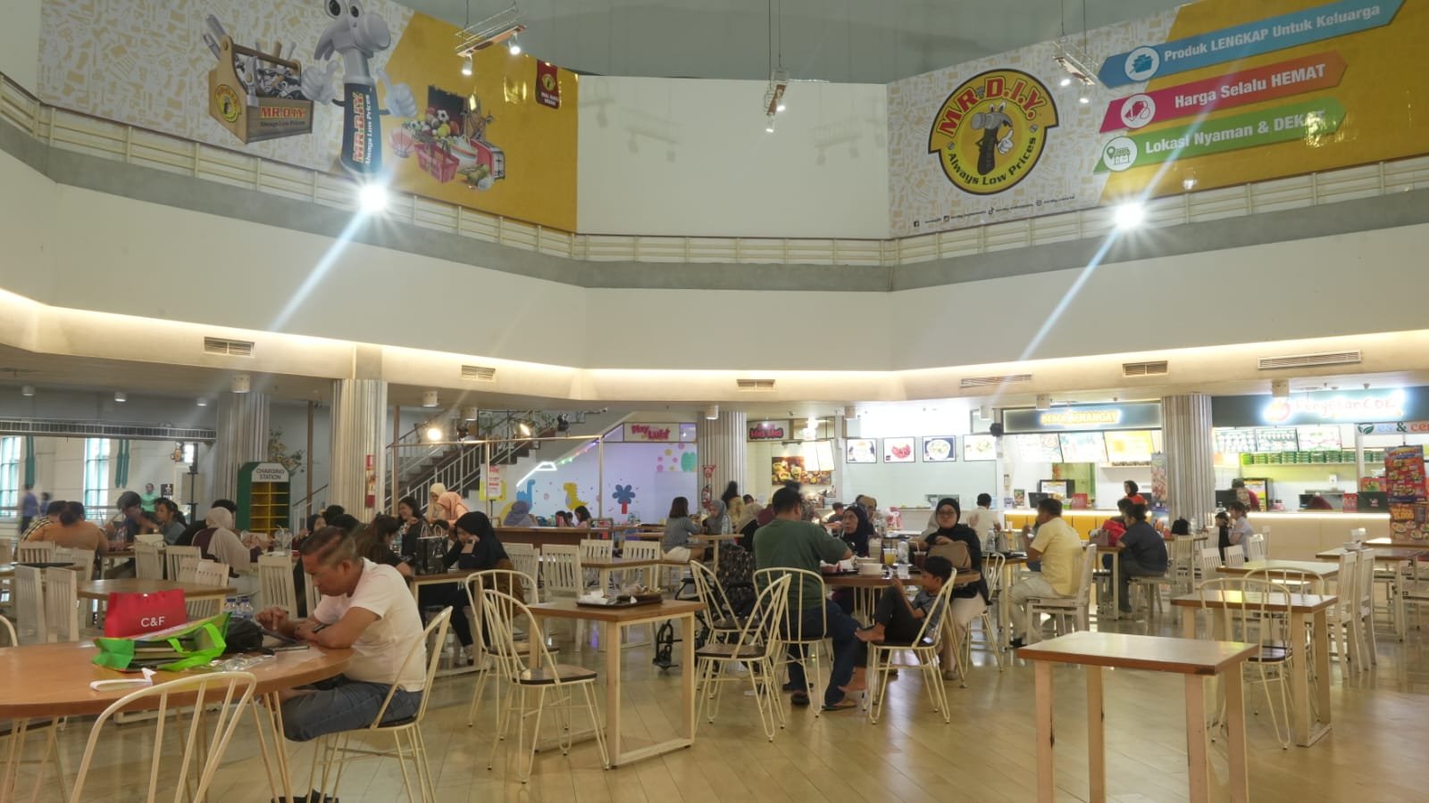 Kolaborasi Mal Ratu Indah dengan Rappo Indonesia dalam mengolah limbah tutup botol plastik dari tenant Food and Beverage (FnB) SAO Eating Point menjadi produk furniture yang dapat dimanfaatkan oleh pengunjung.